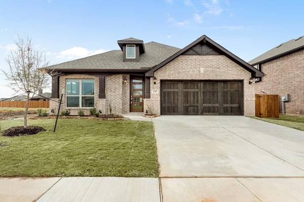 2717 Richard Street, Burleson, TX 76028