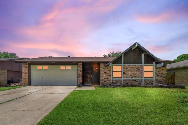 402 E Grenoble Drive, Grand Prairie, TX 75052