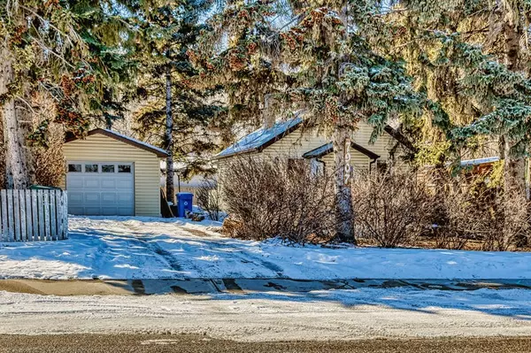 Calgary, AB T3B 1L5,7907 33 AVE NW