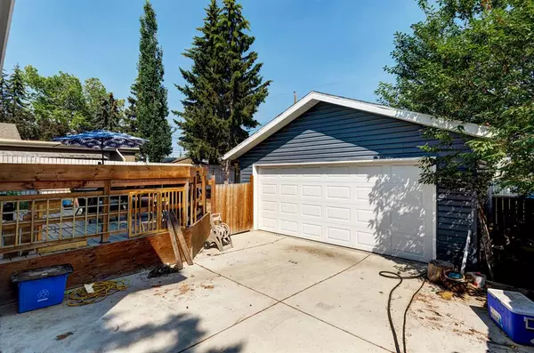 Calgary, AB T3E 5X8,5608 Ladbrooke DR SW