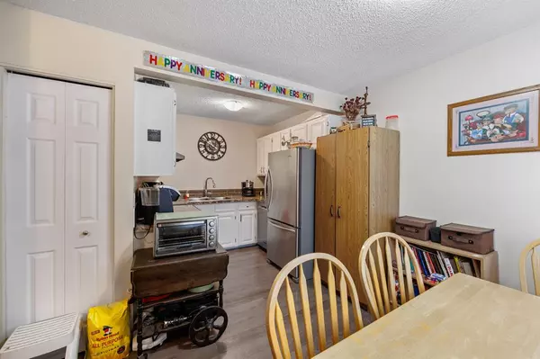 Calgary, AB T2J5Y1,14736 Deerfield DR SE #48