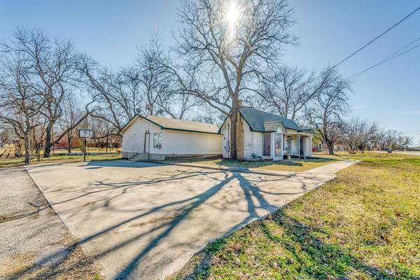 1001 S Texas Street, De Leon, TX 76444