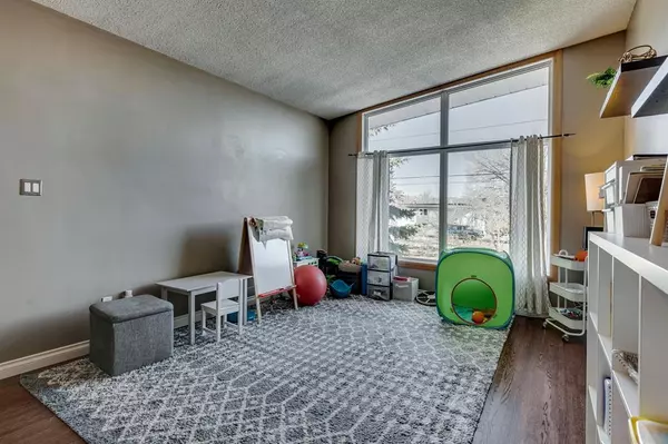 Calgary, AB T2M 1Y7,1635A 24 AVE NW