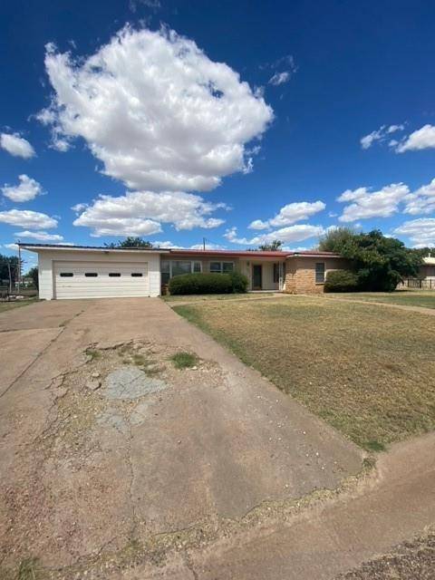 807 E Johnston Street, Rotan, TX 79546