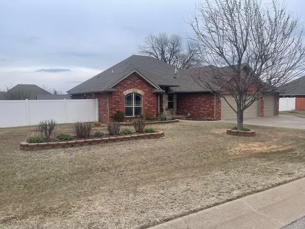 294 W Hillside Drive, Harrah, OK 73045