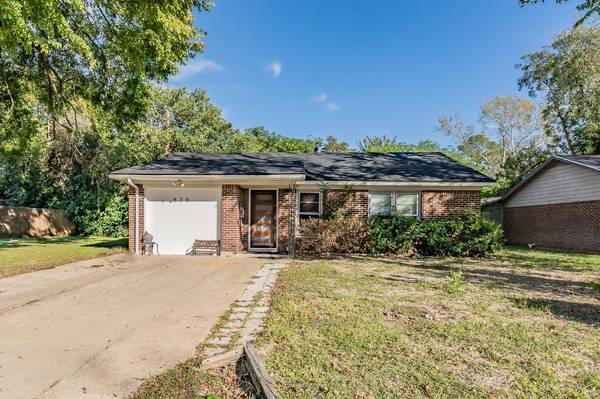 820 Lynda Drive, River Oaks, TX 76114