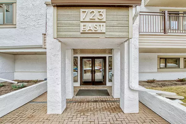 Calgary, AB T2V 4Z3,723 57 AVE SW #103