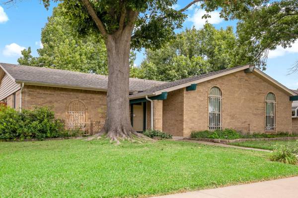 956 Meadowcove Circle, Garland, TX 75043