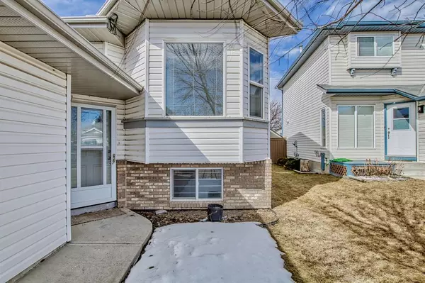 Calgary, AB T3K4J7,244 Coverdale CT NE