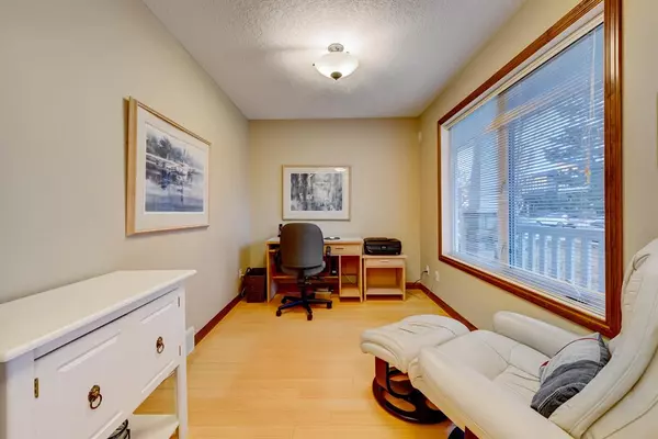 Calgary, AB T3E 2R2,2033 32 ST SW