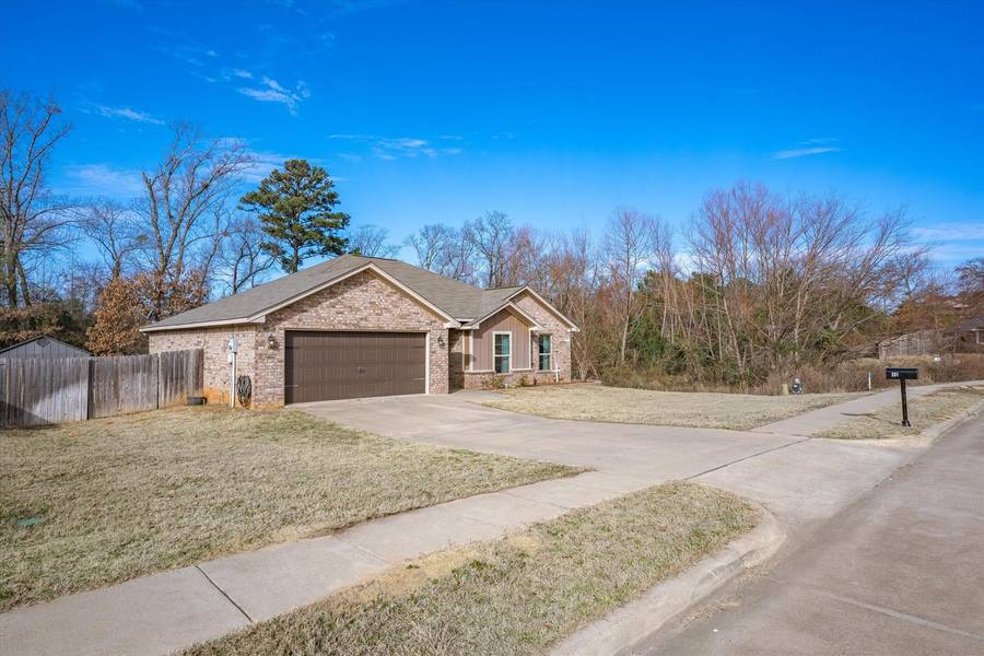 201 Mission Crest, Lindale, TX 75771