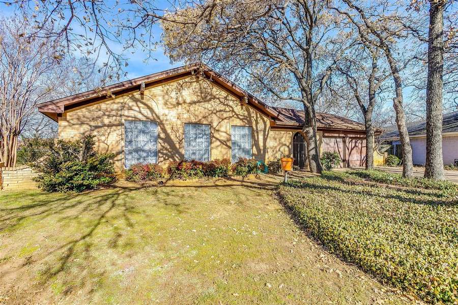 2125 Crown Colony Court, Bedford, TX 76021