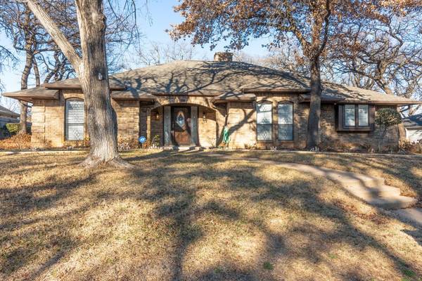 913 Larkspur Lane, Fort Worth, TX 76112