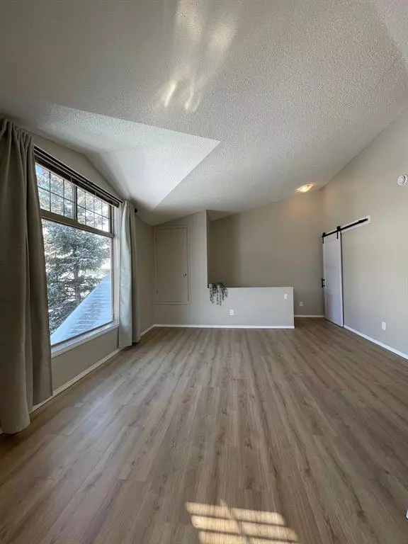 Calgary, AB T2Y 5J7,8 Everridge SQ SW #201