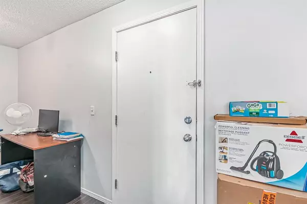 Calgary, AB T3K 0M2,60 Panatella ST NW #2307