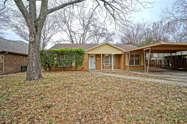 821 Thersa Drive, River Oaks, TX 76114