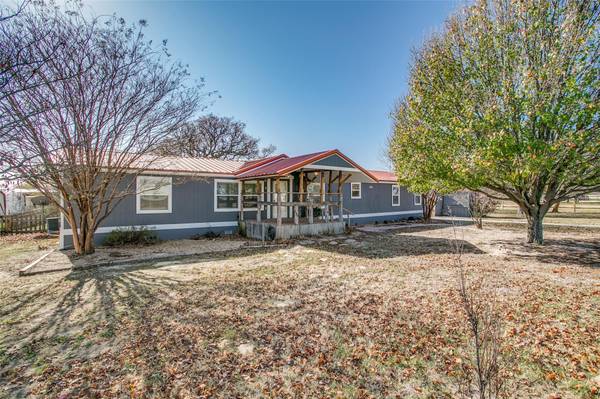 140 Oak Meadows Drive, Springtown, TX 76082