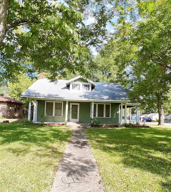 2157 Clarksville Street,  Paris,  TX 75460