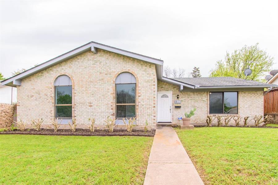 334 Meadowcreek Lane, Garland, TX 75043