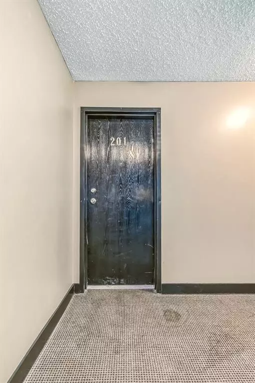 Calgary, AB T2E 0B3,409 1 AVE NE #201