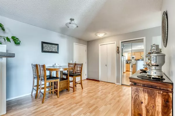 Calgary, AB T3K 5Y9,16 Country Village Bay NE #409