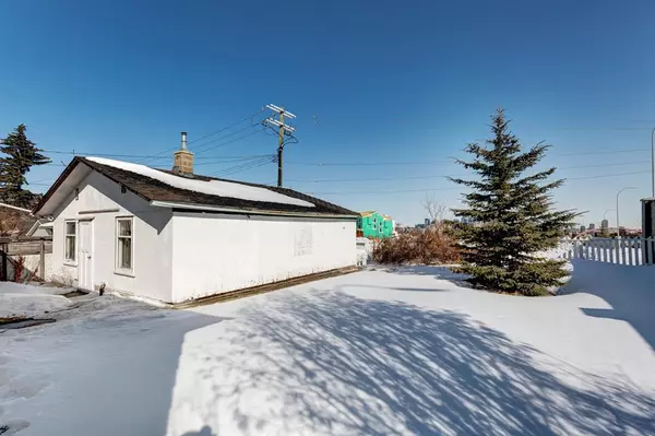 Calgary, AB T3C 1K2,1228 26 ST SW