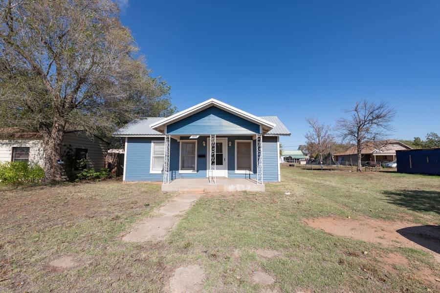 1104 Avenue D NW, Childress, TX 79201