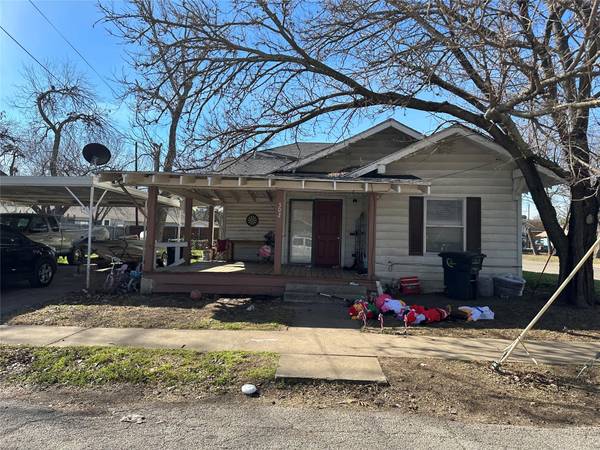 302 S Wood Street, Cleburne, TX 76033