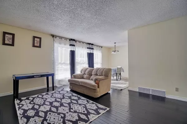 Calgary, AB T2W 2E2,3116 106 AVE SW