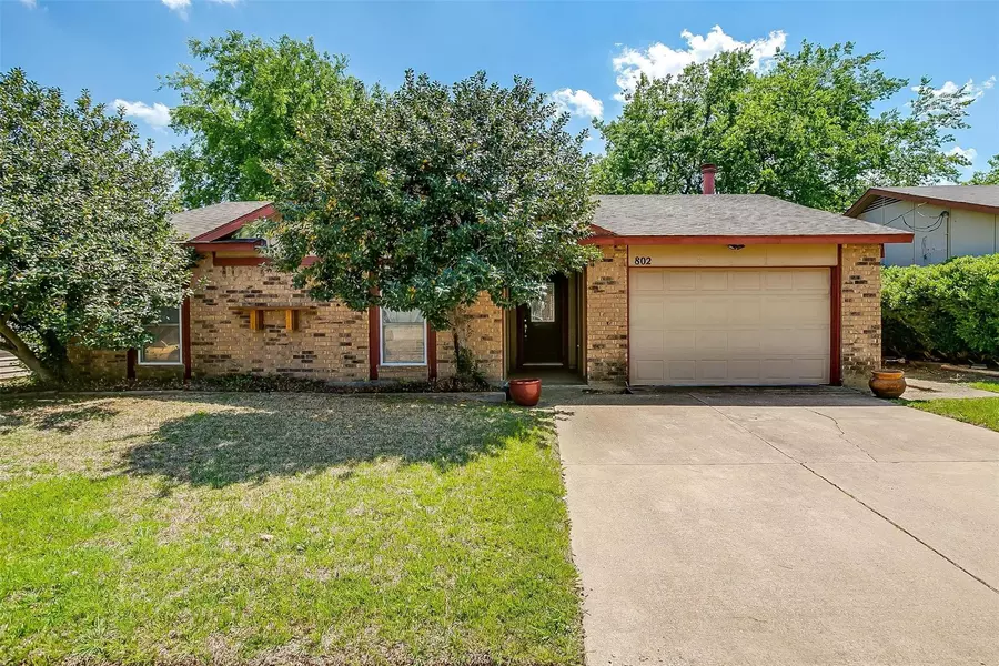 802 Sandalwood Lane, Arlington, TX 76017