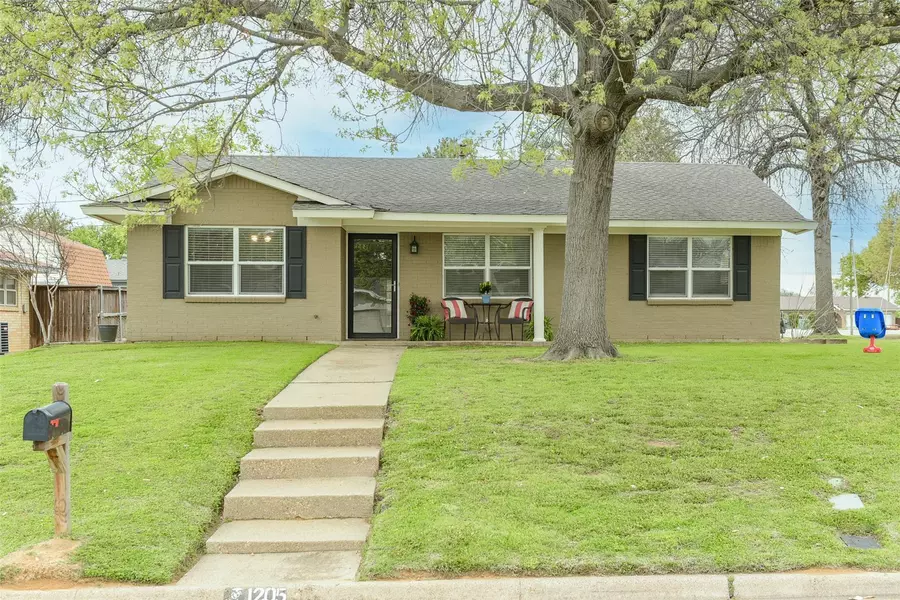 1205 Kiowa Drive, Arlington, TX 76012