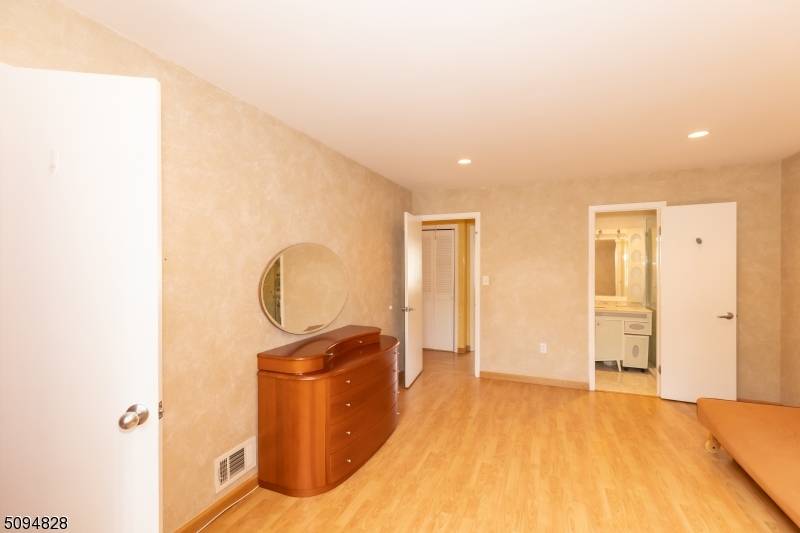 1096 Schmidt Ln, North Brunswick Twp., NJ 08902