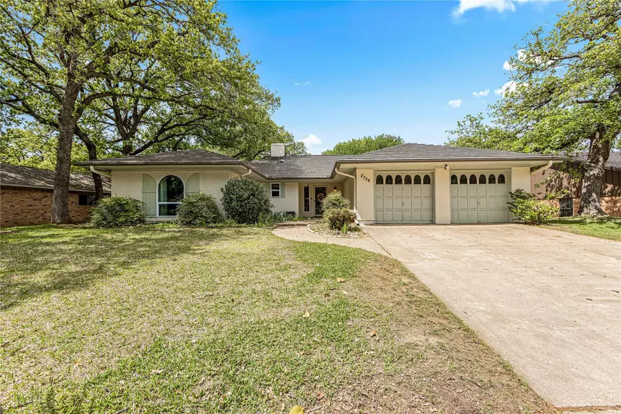 2704 Woodshire Drive, Arlington, TX 76016