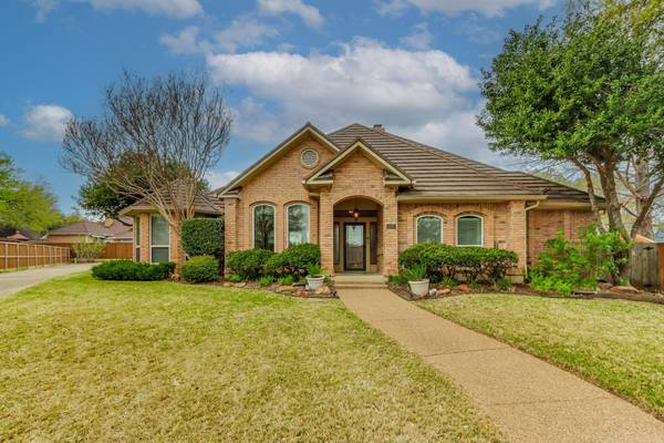 608 Ludo Circle, Hurst, TX 76054