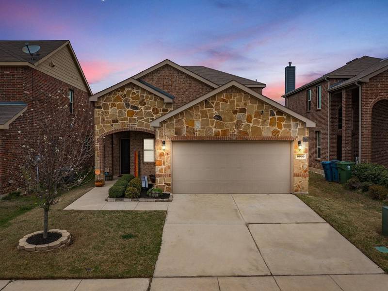 8809 Tenderfoot Lane, Aubrey, TX 76227