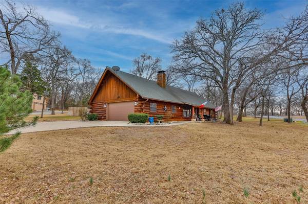 1105 E Kiowa Drive E, Lake Kiowa, TX 76240