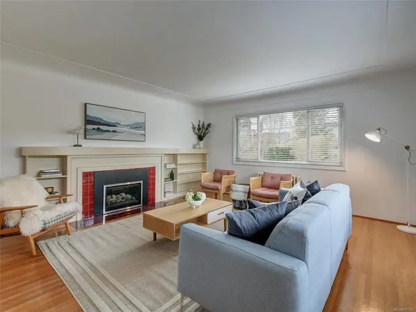 Oak Bay, BC V8R 5Z9,2547 Heron St