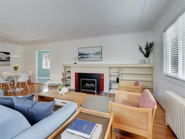 Oak Bay, BC V8R 5Z9,2547 Heron St