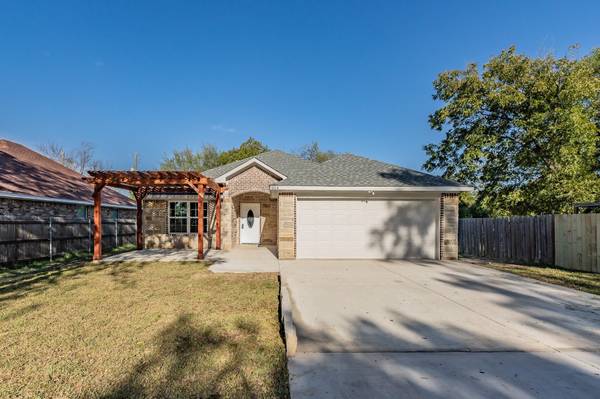 1904 N Breckenridge Street, Ennis, TX 75119