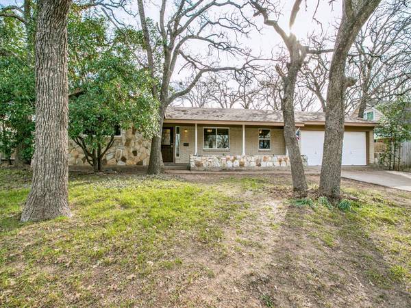 533 Hillview Drive, Hurst, TX 76054