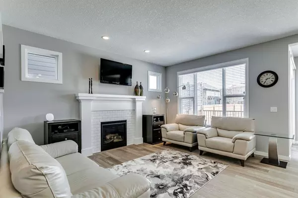 Calgary, AB T3M 2L9,28 Cranbrook CIR SE