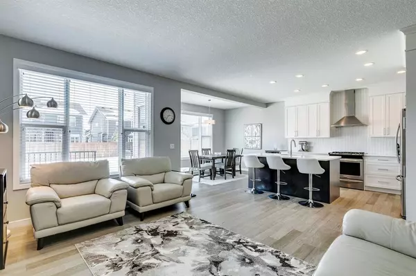 Calgary, AB T3M 2L9,28 Cranbrook CIR SE