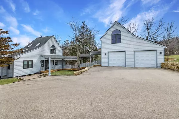 1 Cinnamon Drive, Galena, IL 61036