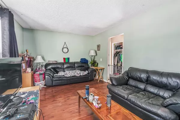 Calgary, AB T2A 3B8,4318 4A AVE SE