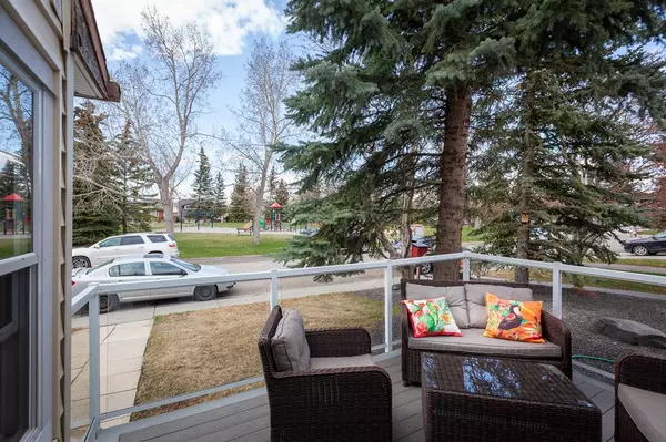 Calgary, AB T2W 4E9,28 Woodbrook Close SW