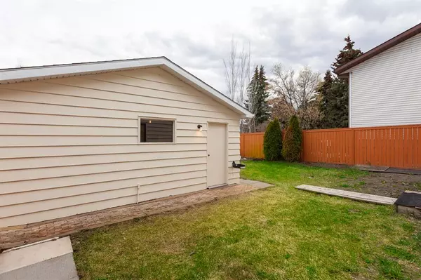 Calgary, AB T2W 4E9,28 Woodbrook Close SW