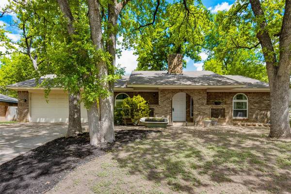 2834 Oak Forest Drive, Grapevine, TX 76051