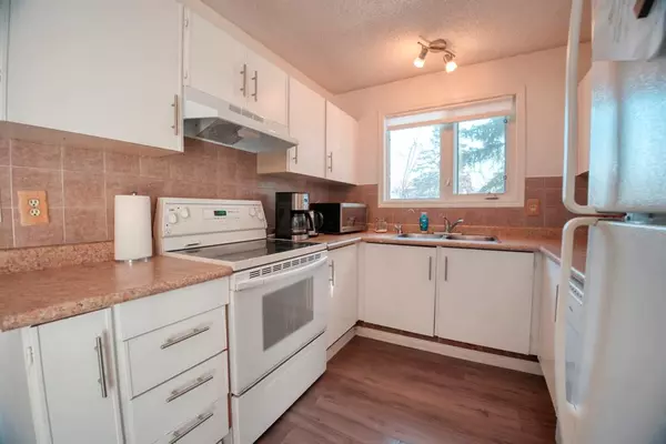 Calgary, AB T3J 1Y9,95 Castleridge Close NE