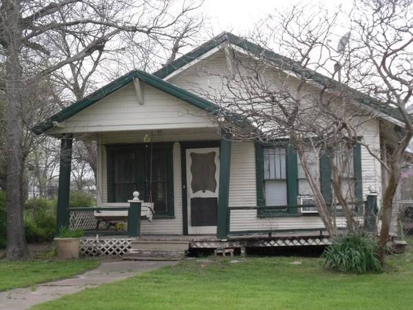 301 N 4th Street E, Mount Calm, TX 76673