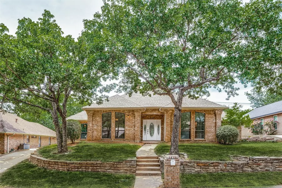 2200 Emerald Lake Drive, Arlington, TX 76013